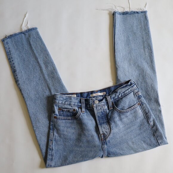 LEVIS Size 25 Wedgie Jeans Frayed hems - Picture 2 of 10